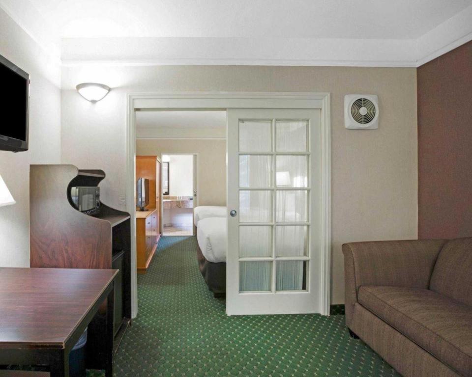 Hotel Ramada By Wyndham 2*