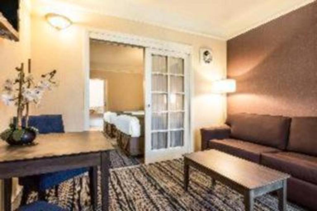 Hotel Ramada By Wyndham 2*