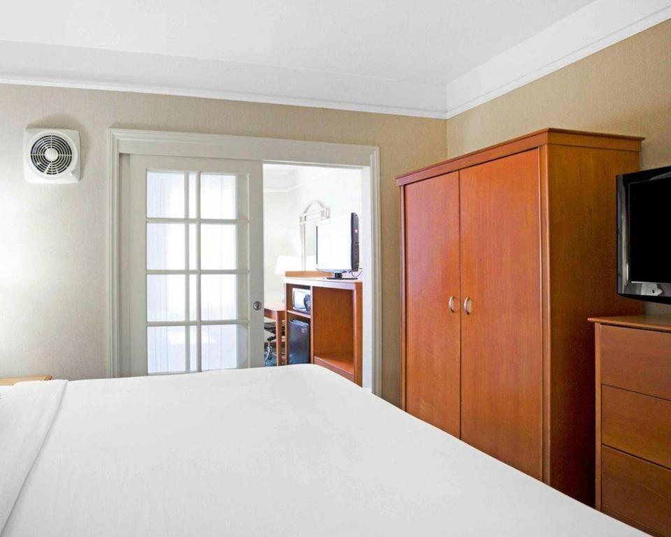 Ramada By Wyndham 2*