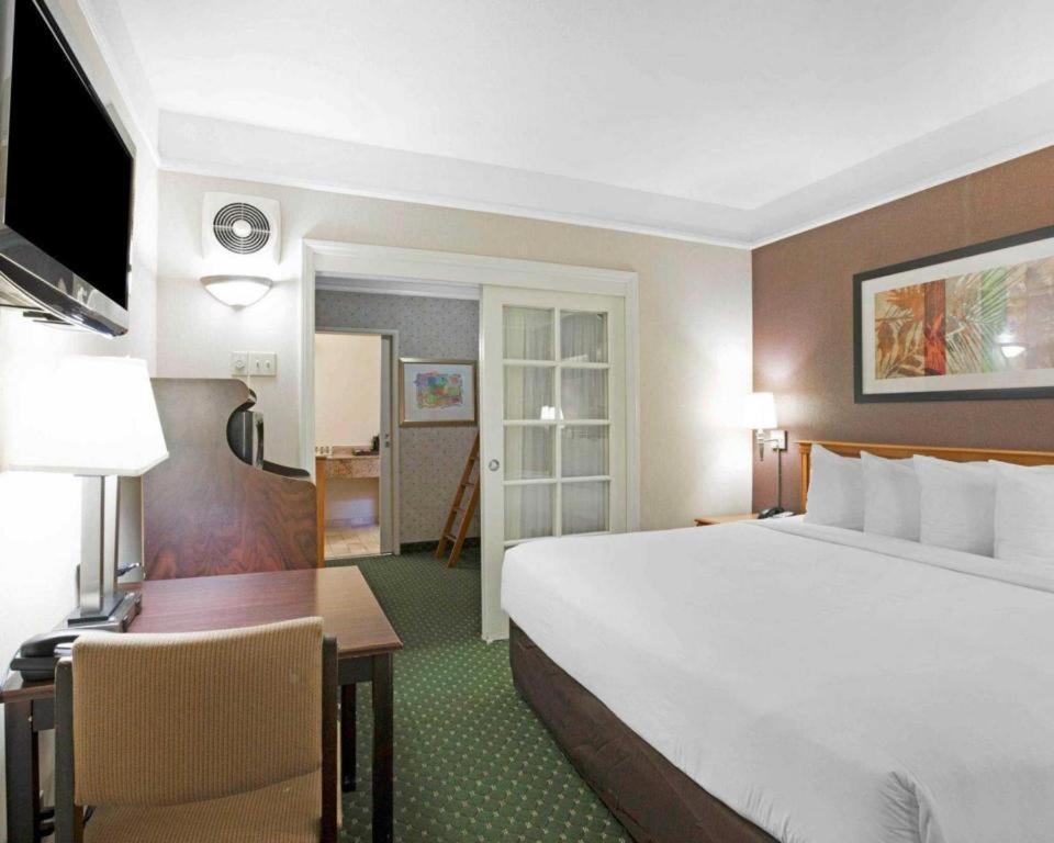 Ramada By Wyndham 2* San Diego