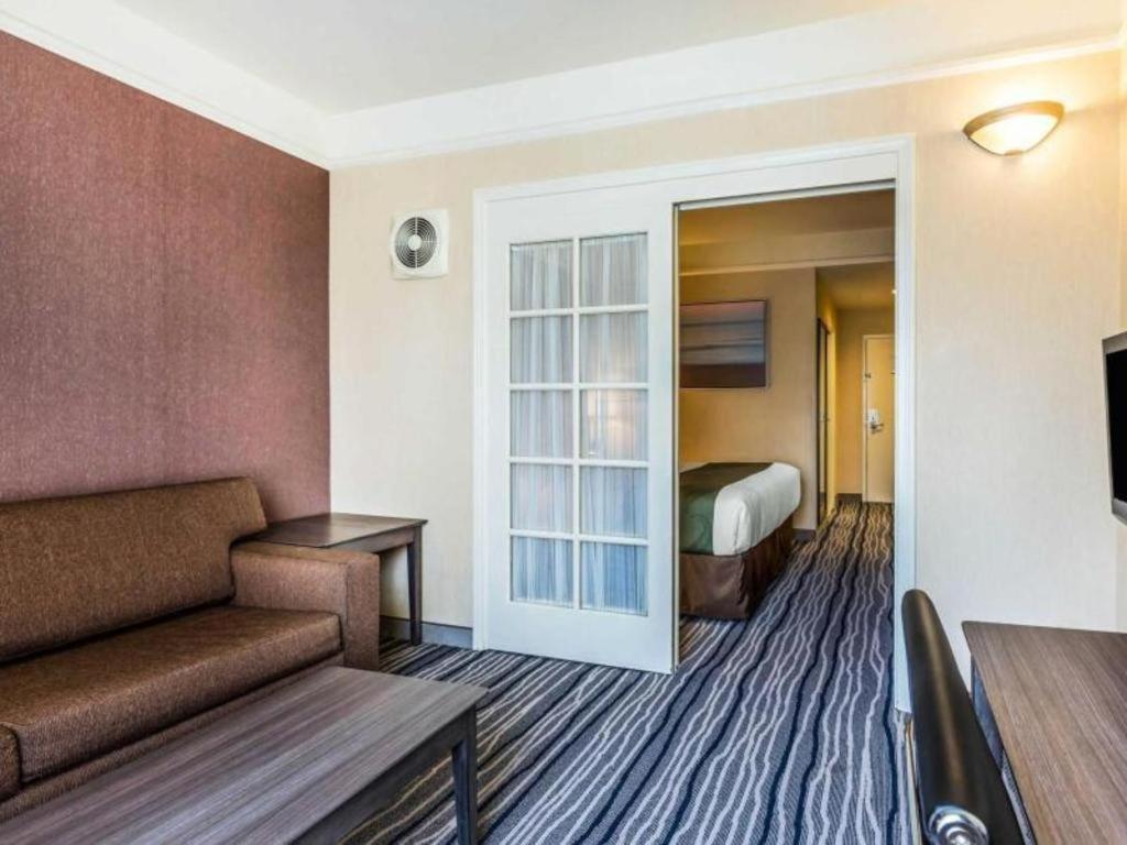 Ramada By Wyndham Hotel 2*
